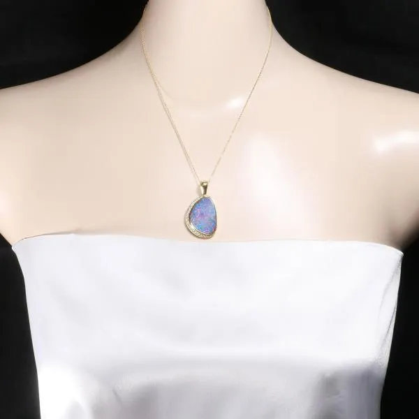 18K Yellow Gold Opal Diamond Necklace in Excellent Condition