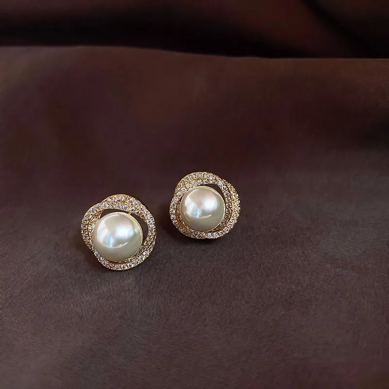 E207. pearl earrings