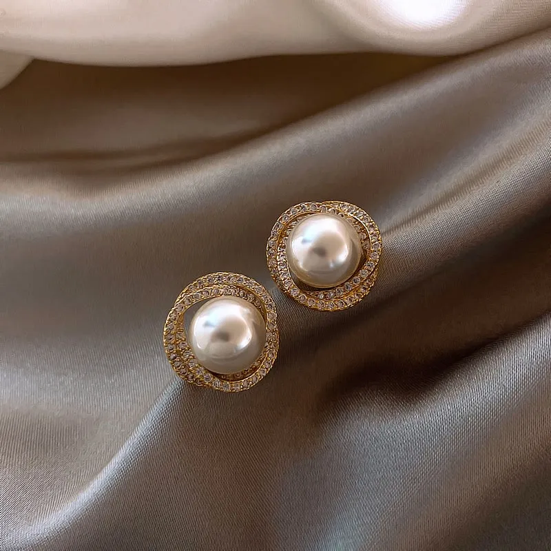 E207. pearl earrings