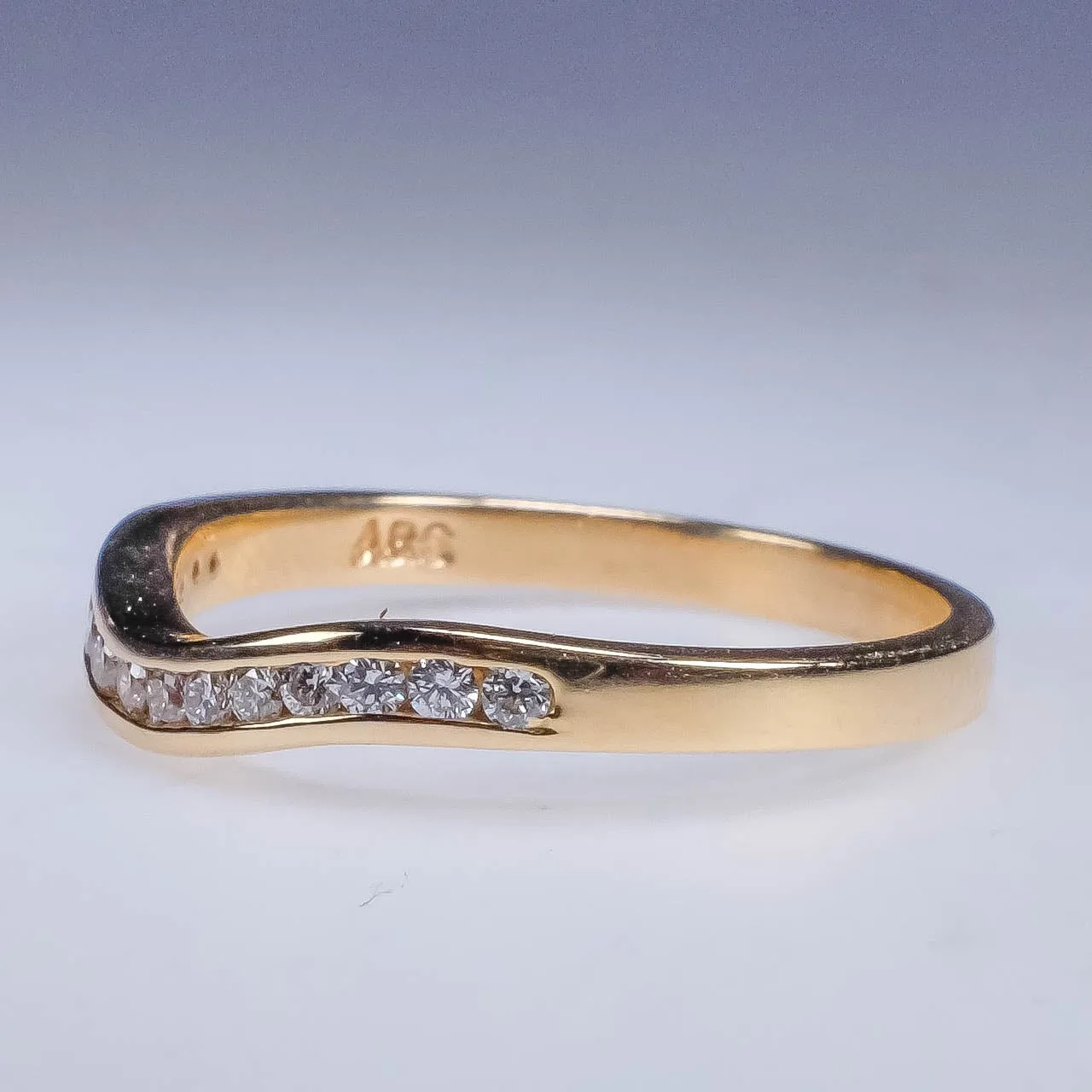 New 14K Yellow Gold 0.20ctw Diamond Accented Curved Wedding Band Ring Size 7