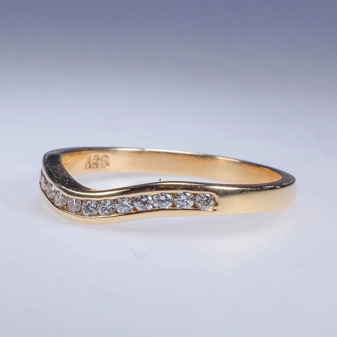 New 14K Yellow Gold 0.20ctw Diamond Accented Curved Wedding Band Ring Size 7