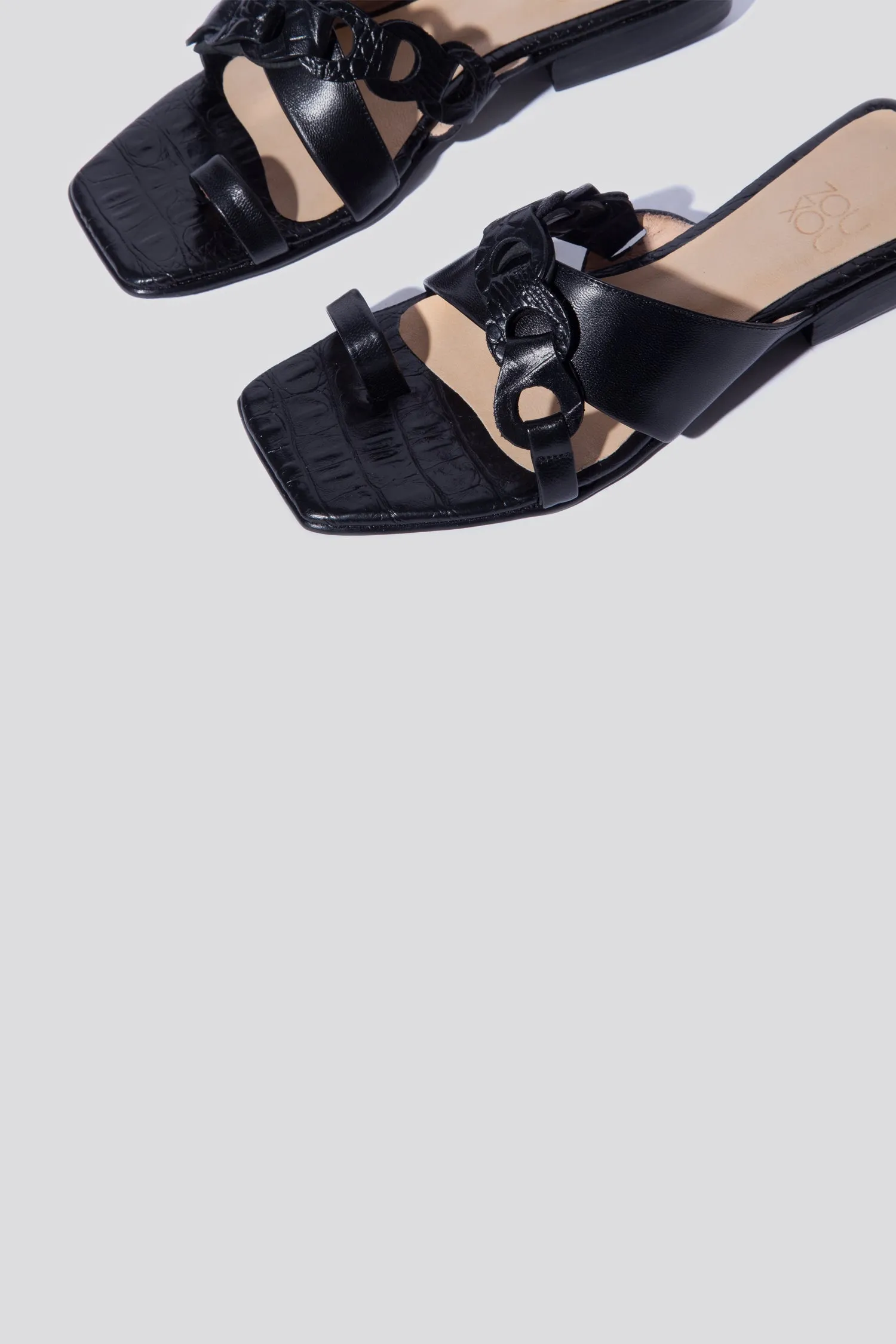 Río Toe Ring Thong Sandal in Black